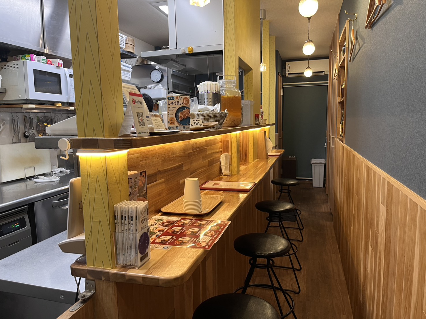 彩華の店内・調理風景